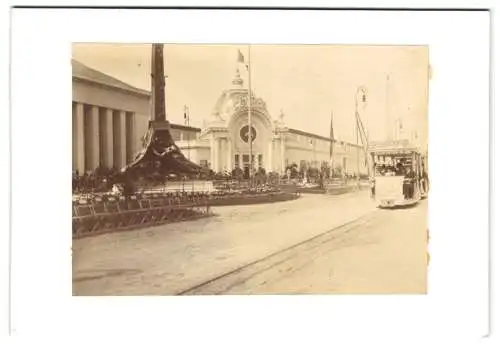 Fotografie Fotograf unbekannt, Gent, Exposition Universelle 1913, Strassenbahn mit Werbung passiert Ausstelungegebäude
