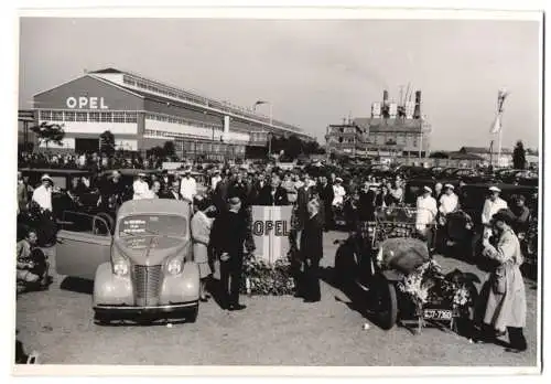 Fotografie Ansicht Rüsselsheim, Opel Werk, zur Internationalen Veteranen Rally 1954, Opel Olympia und 5 /12 Puppchen