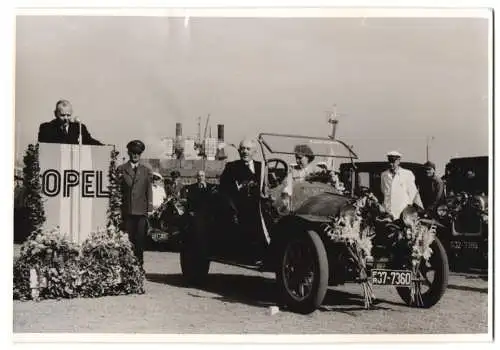 Fotografie Ansicht Rüsselsheim, Fritz Hauxel in seinem Opel 5 /12 Puppchen zum Start der Intern. Veteranen Rally 1954