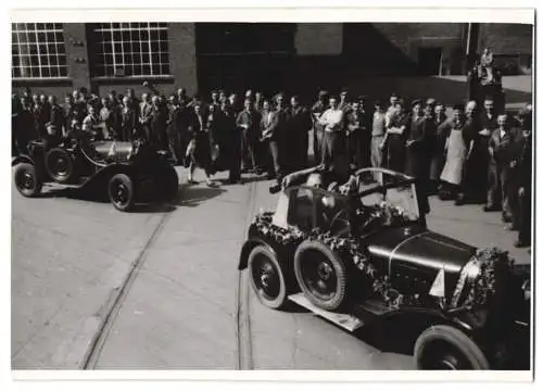 Fotografie Ansicht Rüsselsheim, Opel Laubfrosch fahren vom Werksgelände, Internationale Veteranen Rally 1954