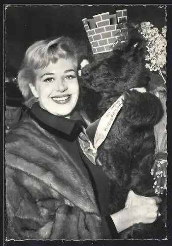 AK Musikerin Hildegard Knef im Pelzmantel