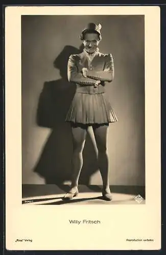 AK Schauspieler Willy Fritsch lächelnd in Frauenkleidern posierend
