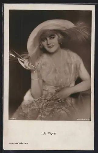 AK Schauspielerin Lilli Flohr mit einem Sektglas