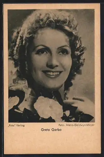 AK Schauspielerin Greta Garbo mit nettem Lächeln