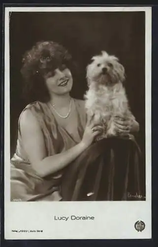 AK Schauspielerin Lucy Doraine mit ihrem Hund