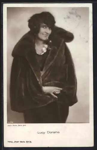 AK Schauspielerin Lucy Doraine im Pelzmantel