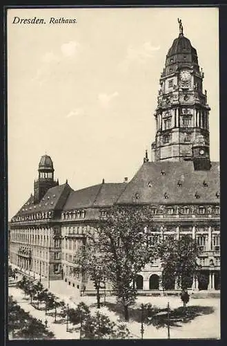 AK Dresden, Rathaus mit Strasse aus der Vogelschau