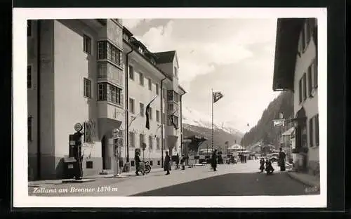 AK Brennerpass, Brennergrenze, Zollamt am Brenner mit Leute, Tankstelle, Zapfsäule