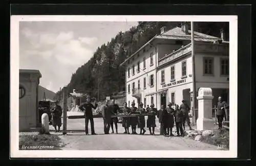 AK Brenner, Grenze mit Polizisten