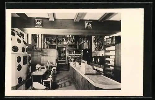 AK Wien, Gaststätte zum Fuchsenloch, Baumeistergasse 6-8, Blick in den Schankraum