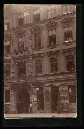 Foto-AK Wien, Wohnhaus in der Thaliastrasse, Bewohner an den Fenstern