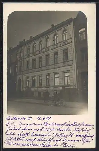 Foto-AK Hannover, Wohnhaus Lutherstrasse 50, Fahrradfahrer