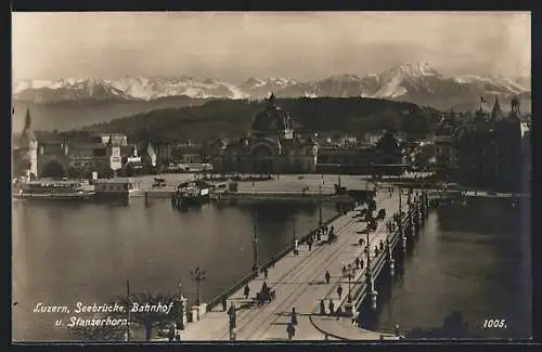 AK Luzern, Ortsansicht mit Seebrücke, Bahnhof und Stanserhorn