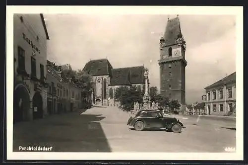 AK Perchtoldsdorf / N.-Oe., Platz mit Uhrenturm am Rathaus