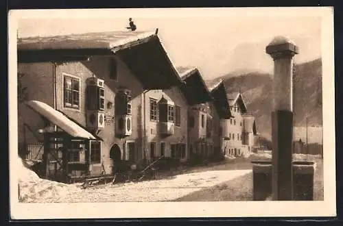 AK Sterzing, Dorfstrasse mit Bauernhäusern im Winter