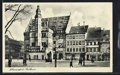 AK Schweinfurt, Passanten vor dem Rathaus