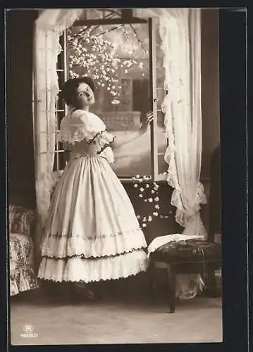 Foto-AK RPH Nr. 4905 /1: schönes Fräulein steht an einem geöffneten Fenster