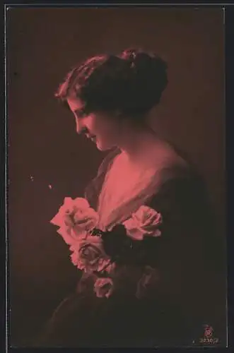 Foto-AK RPH Nr. 3230 /2: junge Frau elegant mit weissen Rosen