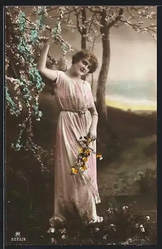 Foto-AK RPH Nr. 5222 /2: Frau steht an einem Blütenbaum