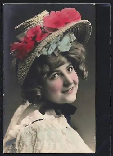 Foto-AK RPH: charmante Frau mit interessantem Hut