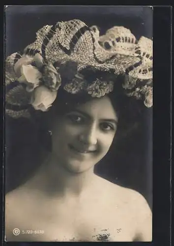 Foto-AK RPH Nr. 6639: lächelnde junge Frau mit Hut