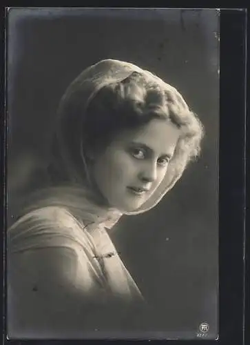 Foto-AK RPH Nr. 2222 /1: Frau mit besticktem Kopftuch