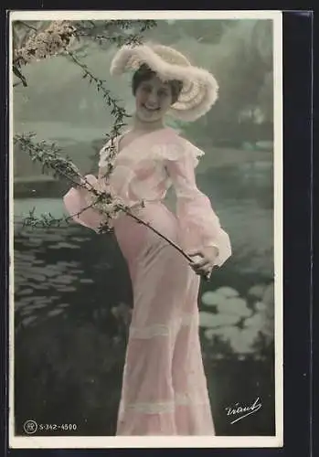 Foto-AK RPH Nr. 4500: lächelnde Frau mit Hut an einem Blütenbaum stehend