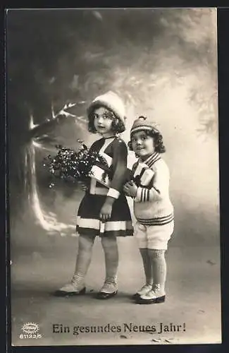 Foto-AK Amag Nr. 61122 /6: zwei Kinder mit Mistelzweigen vor einer Waldkulisse