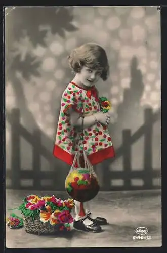 Foto-AK Amag Nr. 64464 /2: niedliches Mädchen mit Blumen und Ball im Netz