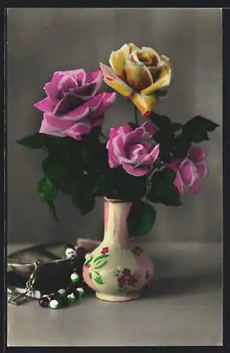 Foto-AK Amag Nr. 64819 /3: stilvolle Blumenvase mit Rosen und Murmelkette in Schale