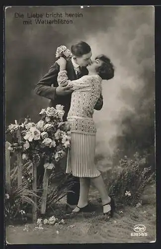 Foto-AK Amag Nr. 63958 /5: Liebespaar küsst sich an einem Rosenstrauch