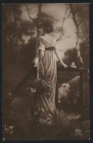 Foto-AK Amag Nr. 61781 /6: junge Frau auf einer Flussbrücke stehend