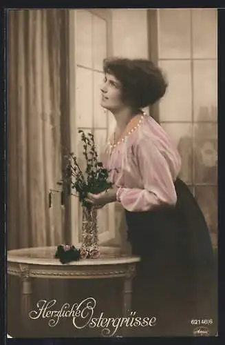 Foto-AK Amag Nr. 62146 /6: junge Frau mit Blumenvase