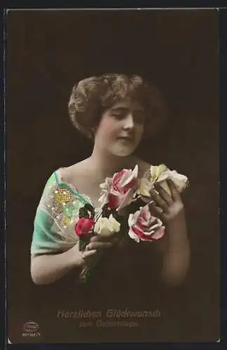 Foto-AK Amag Nr. 61186 /1: junge Frau mit Blumenstrauss