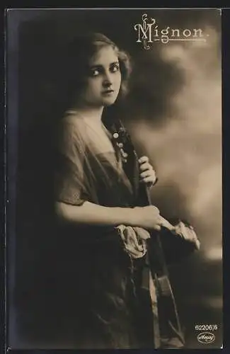 Foto-AK Amag Nr. 62206 /6: junge Frau mit Gitarre