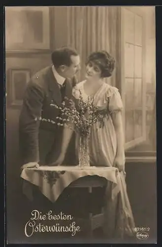 Foto-AK Amag Nr. 62161 /2: Liebespaar steht an einem Tisch