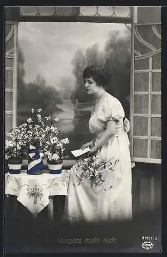 Foto-AK Amag Nr. 61561 /2, Frau mit Blumentöpfen am Fenster