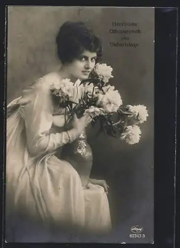 Foto-AK Amag Nr. 62343 /3: schöne junge Frau mit Blumen in einer Vase