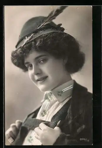 AK Junge Frau in Hut und Lederhosen