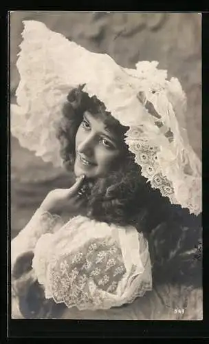 AK Frau mit weissem Spitzen-Hut