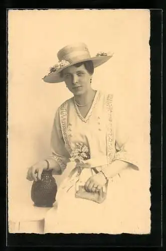 AK Dame in Strohhut und Perlenkette