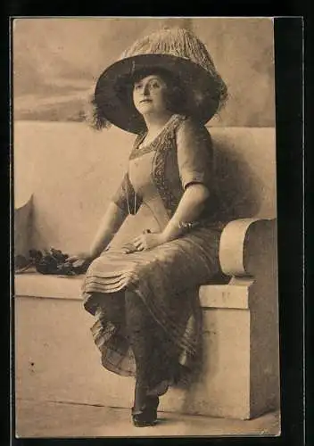 AK Dame in tailliertem Kleid und breitkrempigem Hut