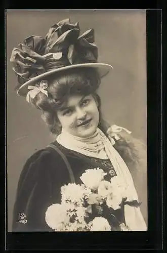 AK Mädchen mit Schleifen am Hut und Blumenstrauss