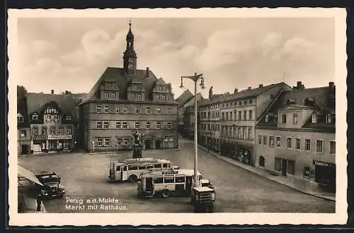 AK Penig, Markt mit Rathaus und Kriegerdenkmal, Omnibusse