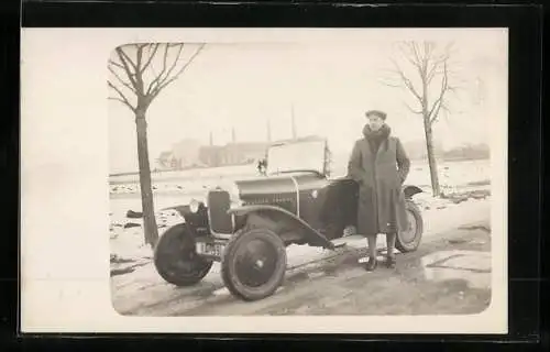 Foto-AK Fahrer steht neben seinem Opel auf einer schneebedeckten Landstrasse, Nummernschild ILA 1991