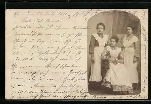 AK Drei Dienstmädchen in Schürzen