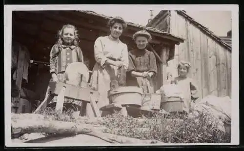 Foto-AK Waschfrauen mit zwei Mädchen bei der Arbeit