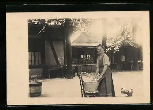 Foto-AK Waschfrau bei der Arbeit