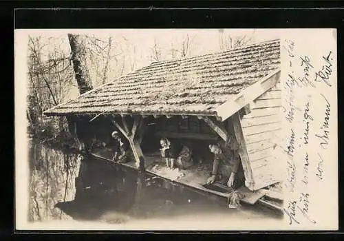 Foto-AK Drei Waschfrauen am Fluss