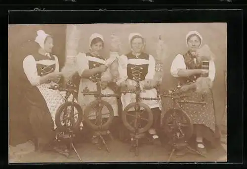 Foto-AK Vier Frauen in Tracht an Spinnrädern